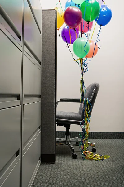 Lege bureaustoel met ballonnen gebonden aan het — Stockfoto