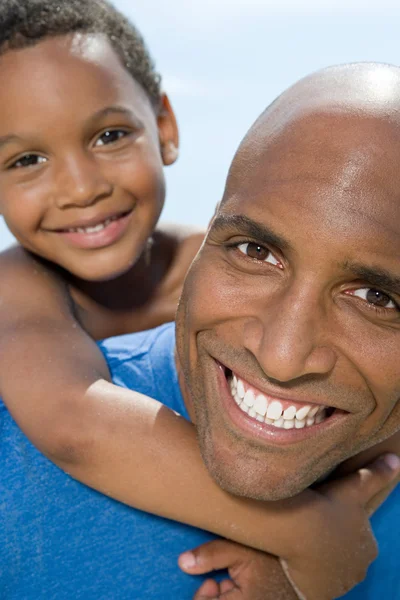 Vader en zoon glimlachen op camera — Stockfoto