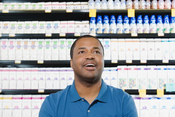 Muž, nakupování v supermarketu — Stock fotografie