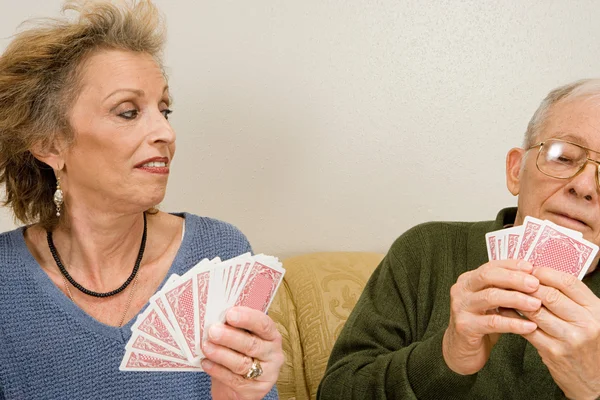 Senior couple playing cards — Stock Photo, Image