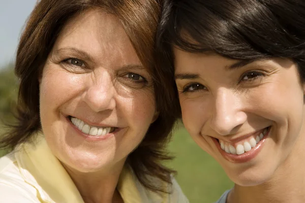 Gelukkig moeder en dochter — Stockfoto