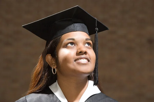 Graduada mujer mirando hacia arriba —  Fotos de Stock