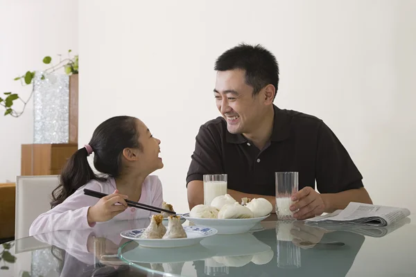 Um pai e uma filha sentaram-se a uma mesa — Fotografia de Stock