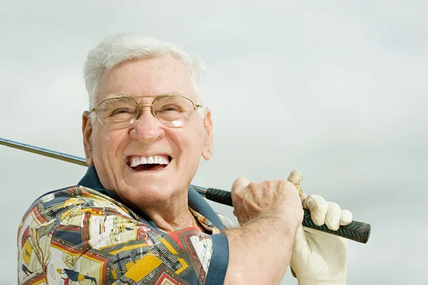 Homem sênior jogando golfe — Fotografia de Stock