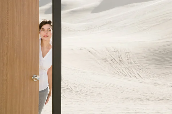 Mujer abriendo puerta en el desierto — Foto de Stock