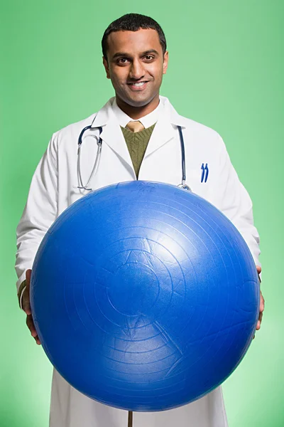 Doctor holding an exercise ball — Stock Photo, Image