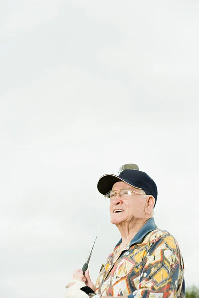Uomo anziano che gioca a golf — Foto Stock