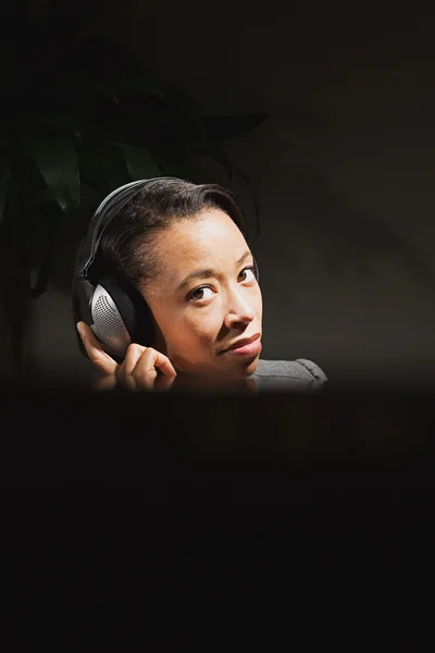 Business woman wearing headphones — Stock Photo, Image