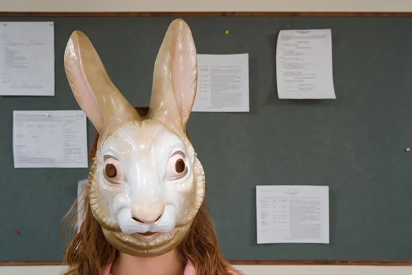 Bir maske takarak ofis çalışanı — Stok fotoğraf