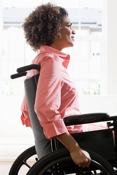 Vista lateral de uma mulher com deficiência — Fotografia de Stock