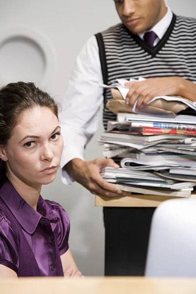 Trabalhador de escritório parecendo irritado — Fotografia de Stock