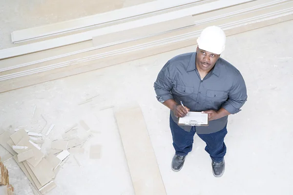 A builder inspecting a new house — Stock Photo, Image