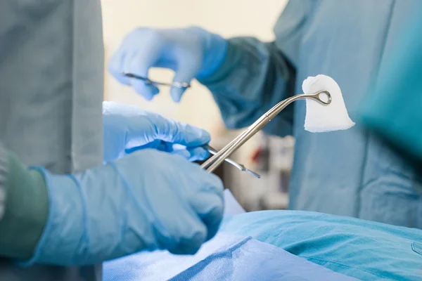 Χειρουργοί εκτέλεση λειτουργίας — Φωτογραφία Αρχείου