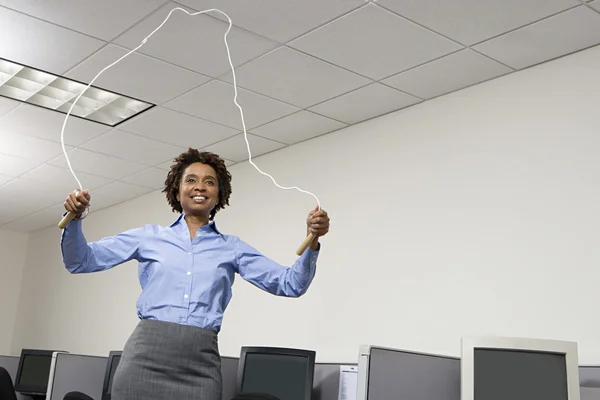 Femme sautant dans le bureau — Photo