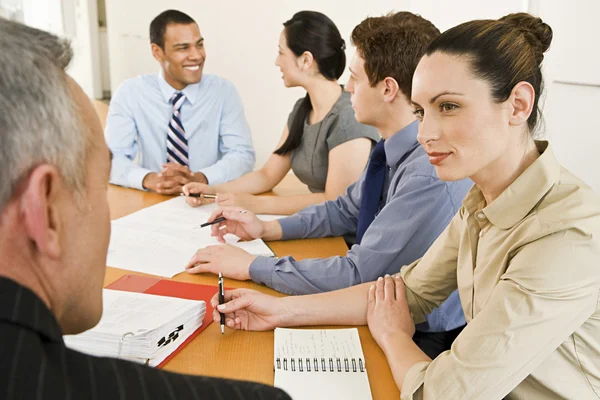 Vijf ondernemers op een bijeenkomst in office — Stockfoto