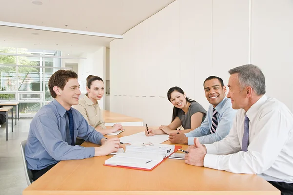 Vijf ondernemers op een vergadering — Stockfoto