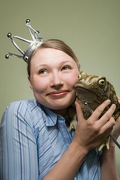 Büroangestellte und Frosch — Stockfoto