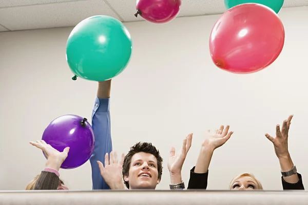 Pracowników biurowych, grając z balonów — Zdjęcie stockowe