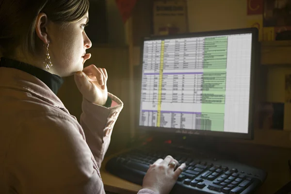 Estudiante trabajando en un ordenador —  Fotos de Stock