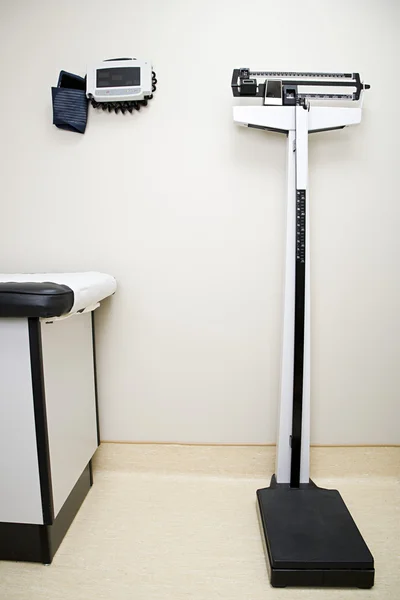 Scales in examination room — Stock Photo, Image