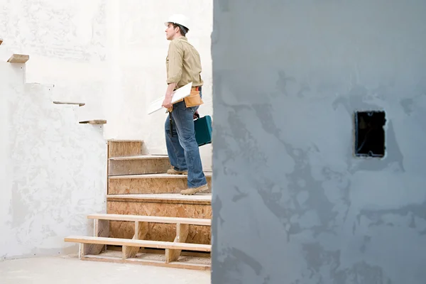 Een bouwer lopen trap — Stockfoto