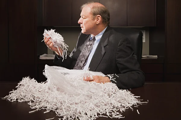 Érett üzletember játszik papír aprítás — Stock Fotó