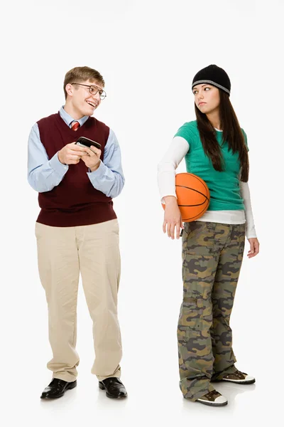 Geek en meisje met basketbal — Stockfoto