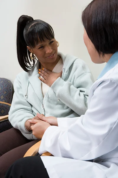 Läkare och chockad patient — Stockfoto