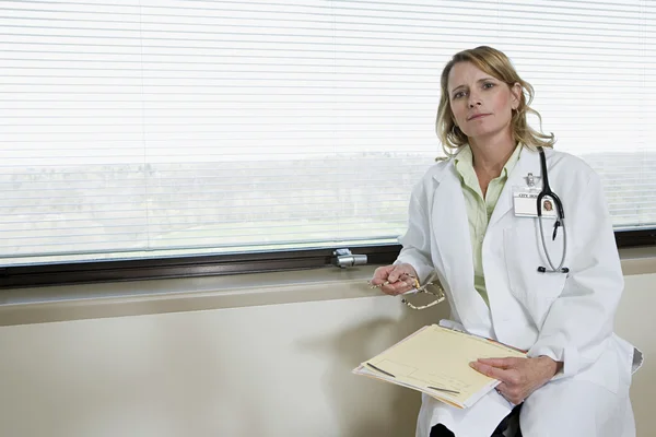 Médico femenino mirando a la cámara — Foto de Stock