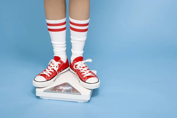 Woman weighing herself — Stock Photo, Image