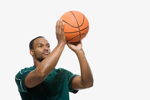 Basketspelare poserar med boll — Stockfoto