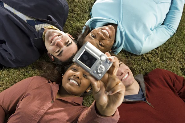 Quattro studenti che scattano una foto — Foto Stock