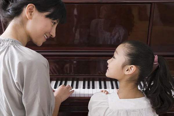 Anne ve kızı piyano — Stok fotoğraf