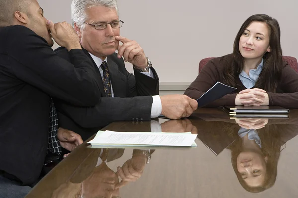 Whispering in vergadering man — Stockfoto