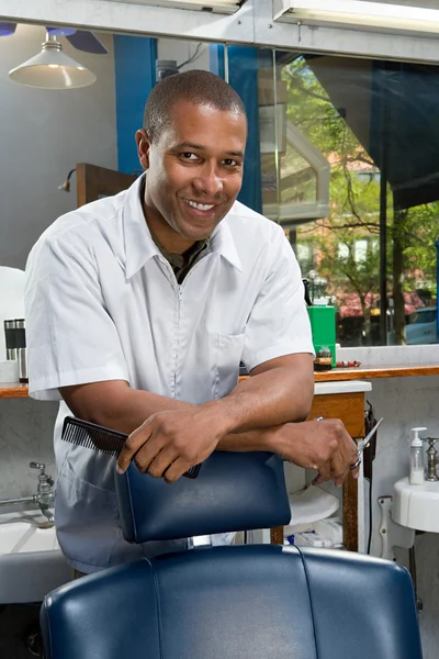 Barbeiro sorrindo para a câmera — Fotografia de Stock