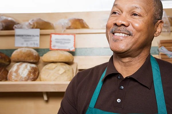 Baker sorridente alla macchina fotografica — Foto Stock