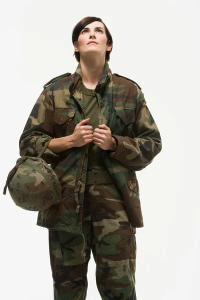 Portret van een vrouw soldaat met helm — Stockfoto