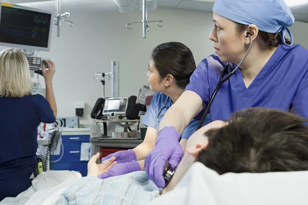 Surgeons checking patient — Stock Photo, Image