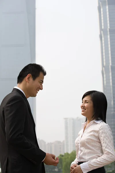 Двое коллег по бизнесу возле небоскребов — стоковое фото