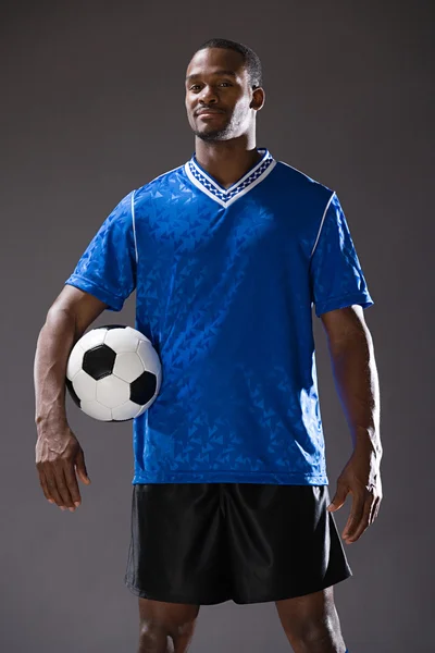 Futbolista masculino con una pelota —  Fotos de Stock
