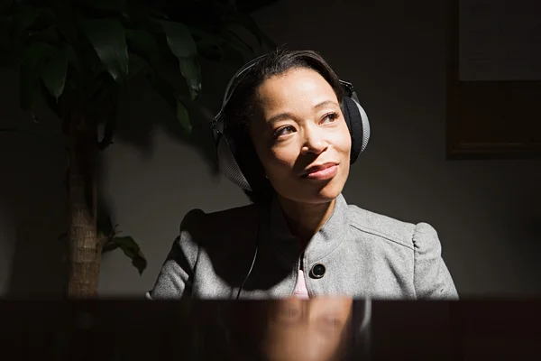 Femme d'affaires portant un casque — Photo