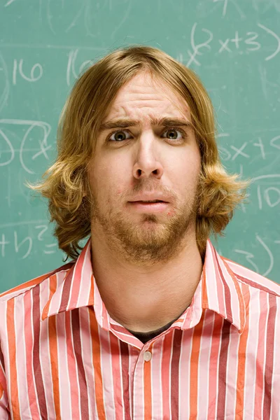 Estudante masculino parecendo confuso — Fotografia de Stock