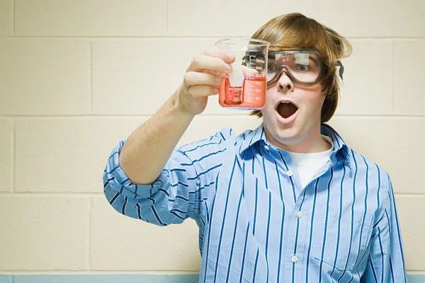 Άνδρας των φοιτητών που κατέχουν φιάλη των χημικών ουσιών — Φωτογραφία Αρχείου