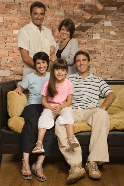 Família feliz posando no quarto — Fotografia de Stock