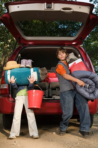 Niños desempacando coche —  Fotos de Stock