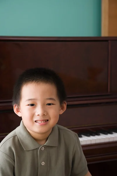 Portret van een jonge aziatische jongen — Stockfoto