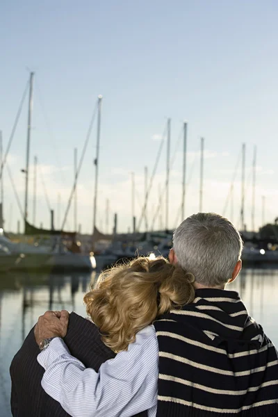 Paar umarmt und schaut zum Hafen — Stockfoto