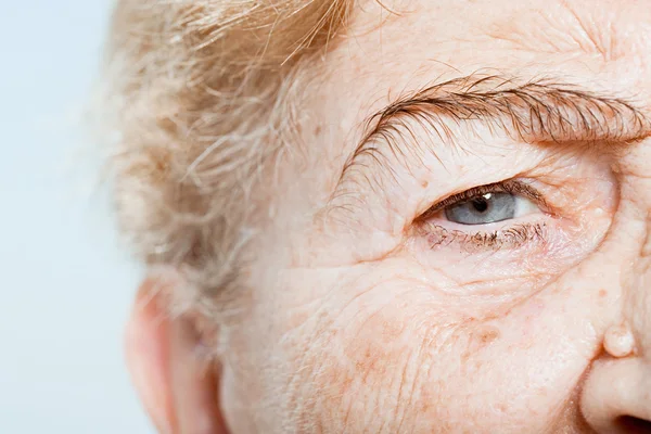 Nahaufnahme aus dem Auge der Seniorin — Stockfoto