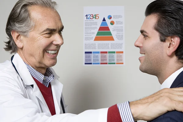 Doctor with a male patient — Stock Photo, Image