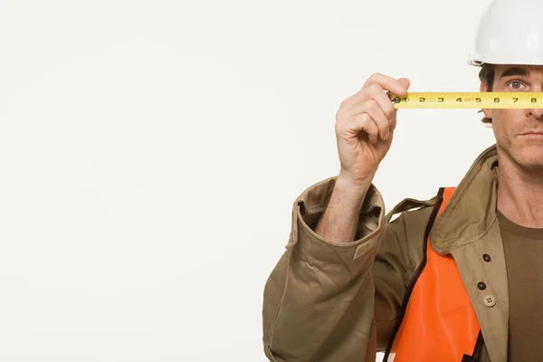 Trabajador de la construcción con el medidor — Foto de Stock